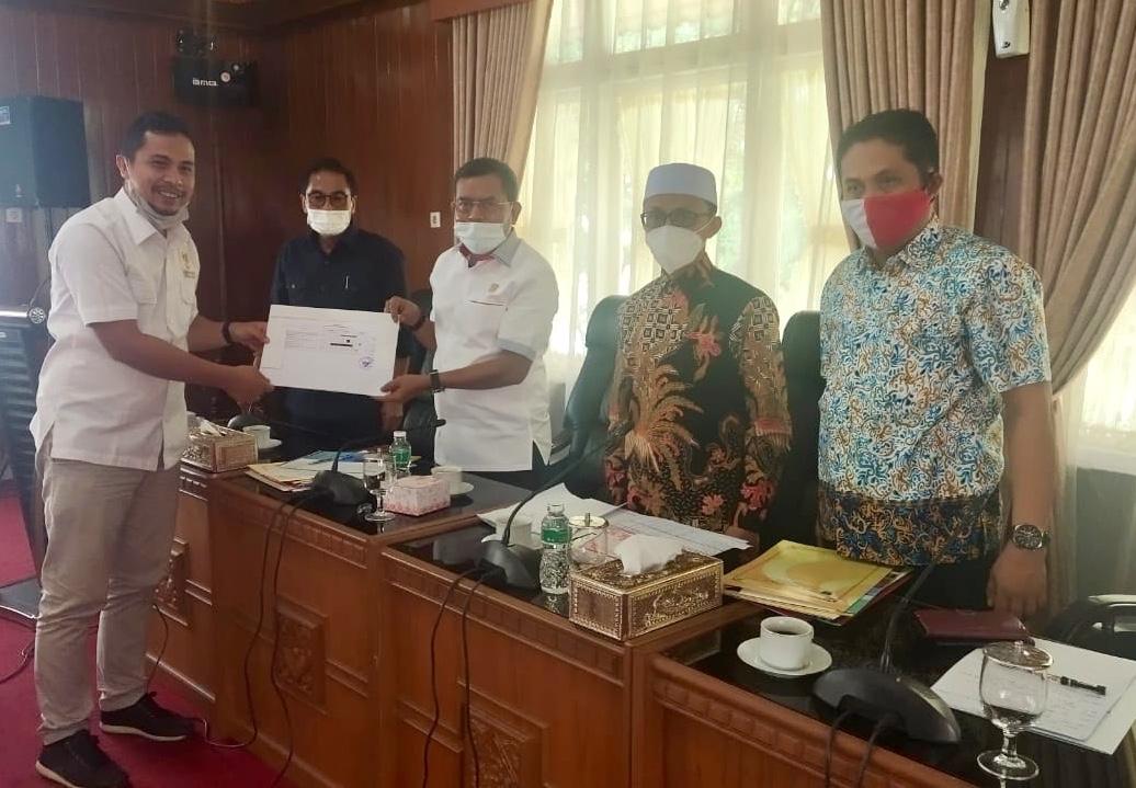 Ketua KI Sumbar Nofal Wiska serahkan time line kegiatan sampai Desember 2020 kepada Ketua Komisi I Syamsul Bahri disaksikan Wakil Ketua Irsyad Syafar, Sekretaris Komisi I Evi Yandri Dt Budiman dan Asisiten I Setdaprov Sumbar Devi Kurnia di Istana Bung Hatta Bukittinggi, Selasa 22 September 2020. Foto : Istimewa