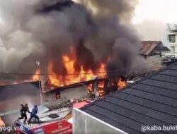 Kebakaran Hebat di Kawasan Jalan By Pass Bukittinggi
