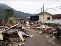 Tim Gabungan Bongkar Kios di Jalan Lingkar Pasar Padang Panjang !