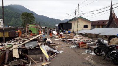 Tim Gabungan Bongkar Kios di Jalan Lingkar Pasar Padang Panjang !