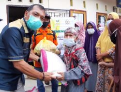 Ekonomi Masyarakat Melemah Dampak Covid-19, John Kenedi Bagikan Bantuan