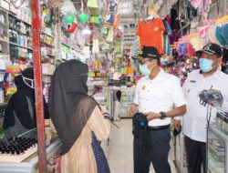 Sosialisasi AKB, Gubernur Sumbar Bagikan Masker di Pasar Pariaman