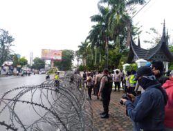 Unjuk Rasa Tolak UU Cipta Kerja, Polisi Pasang Kawat Berduri