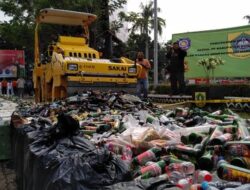 Ribuan Botol Miras Dimusnahkan !