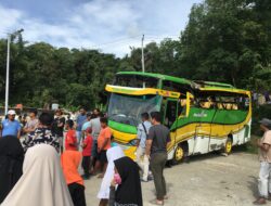 Kehilangan Daya Saat Mendaki, Sebuah Bus Pariwisata Terbalik