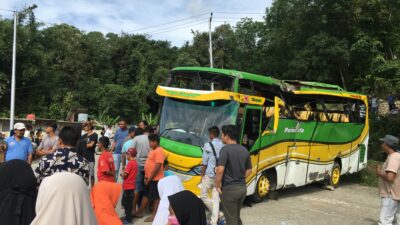Kehilangan Daya Saat Mendaki, Sebuah Bus Pariwisata Terbalik