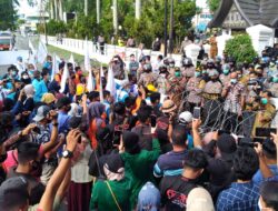 Lakukan Unjuk Rasa, Mahasiwa : Jangan Ada Jarak Diantara Kita