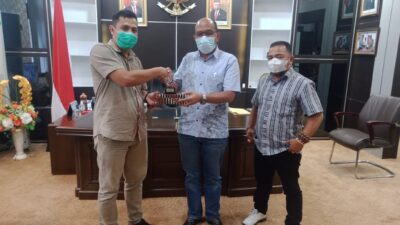 Ketua DPRD Sumbar Terima Reward AMP KI, Supardi : Terbuka Itu Menarik