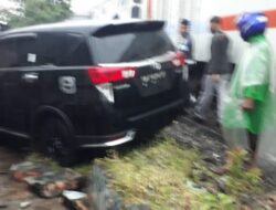 Akibat Hujan Deras Hari ini, Kereta Kembali Tabrak Mobil di Pariaman
