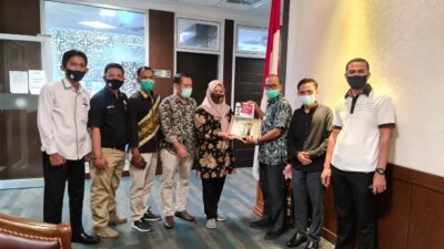 KPID Serahkan Anugerah Khusu, HM Nurnas : Saya Terharu