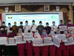 Gubernur Berikan Bonus Kafilah Sumbar Terbaik MTQN ke-28 Tahun 2020