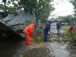 Pos Ronda di Padang Tertimpa Pohon Tumbang Akibat Cuaca Buruk
