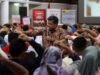 Seorang Instruktur terapi Spritual Emotional Freedom Tehknique, Benii Warlis (empat ke kanan) mencontohkan pada peserta yang mengikuti terapi rokok berhenti massal di kantor gubernuran Sumatera Barat, Padang,