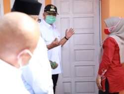 Wako Solok Serahkan Bantuan Bedah Rumah