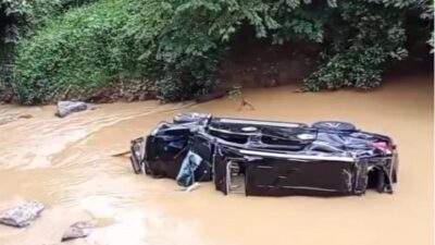 Satu Unit Minibus Terjun Bebas ke Sungai di Dharmasraya