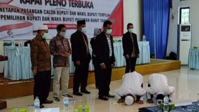 Usai Ditetapkan KPU, Hamsuardi – Risnawanto Lakukan Sujud Syukur