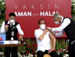 Pejabat Hingga Buruh Divaksin Perdana Bersama Presiden