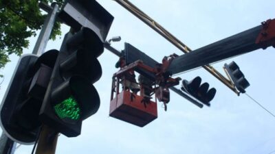 Kabel Traffic Light di Depan Mesjid Raya Sumbar Dicuri