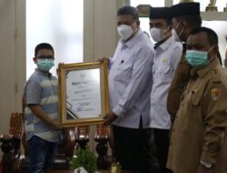 Wako Solok Serahkan Penghargaan Anak Indonesia Kreatif dan Inovatif