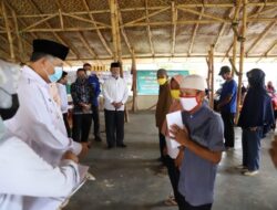 Wako serahkan Bantuan Kepada Masyarakat Kurang Mampu di Kota Solok