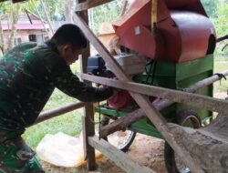 Anggota Satgas TMMD 110/ Kodim 1201 Bantu Warga Perbaiki Mesin Padi