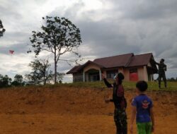 Satgas TMMD 110/ Kodim 1201 Sosialisasikan Prokes ke Anak-anak Sambil Bermain Layang-layang