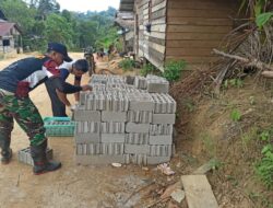 Warga Bangun Rumah, Satgas TMMD 110/ Kodim 1201 Bantu Bawa Batako