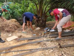 Personil Satgas TMMD 110/ Kodim 1201 Bersihkan Sampah di Sekitar Lokasi Pembangunan Jembatan Beton