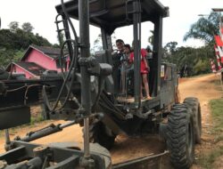 Lihat Grader TMMD 110/ Kodim 1201 Parkir, Anak-anak Desa Tolok Rebutan Mau Naik