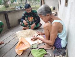 Personil Satgas TMMD 110/ Kodim 1201 Menyirih Bersama Nenek Ani