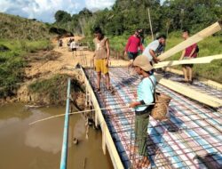 Anak-anak Desa Tolok Jadikan Jembatan TMMD 110/ Kodim 1201 Tempat Mancing