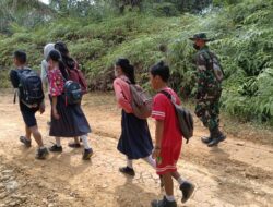 Serda Arifuddin Temani Pelajar Lewati Jalan TMMD 110/ Kodim 1201
