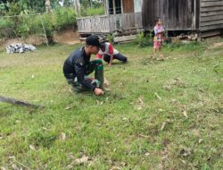 Anggota Satgas TMMD 110/ Kodim 1201 Bantu Warga Jadikan Lingkungan Sehat dan Rapi