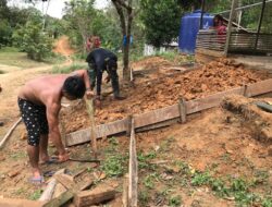 Satgas TMMD 110/ Kodim 1201 Bantu Warga Buat Tangga Rumah