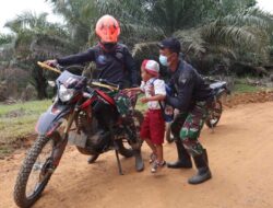 Satgas TMMD 110/ Kodim 1201 Ajak Anak-anak Desa Tolok Naik Motor
