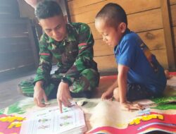 Anggota Satgas TMMD 110/ Kodim 1201 Ajari Bocah Delapan Tahun Membaca