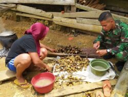 Dekatkan Diri ke Warga, Anggota Satgas TMMD Kodim 1201 Bantu Kupas Buah Ano