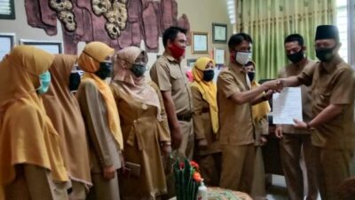 Kepala MIN 7 Pessel Serahkan SK Guru Non PNS