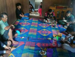 Membaur, Anggota Satgas TMMD 110/ Kodim 1201 Makan Siang di Rumah Warga