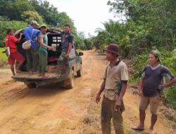 Gotong-Royong Anggota Satgas TMMD 110/ Kodim 1201 dan Warga Angkut Bahan Material