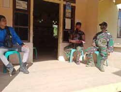 Istirahat, Anggota Satgas TMMD 110/ Kodim 1201 dan Warga Saling Bertukar Cerita