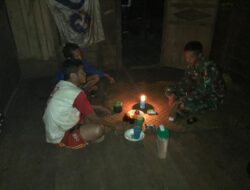 Isi Waktu Luang Anggota Satgas TMMD 110 Kodim 1201 Bermain Bersama Anak Kecil