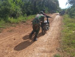 Anggota Satgas TMMD 110/ Kodim 1201 Bantu Warga yang Motornya Mogok