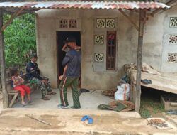 Cuma Diterangi Pelita, Anggota Satgas TMMD 110/ Kodim 1201 Tetap Bercengkerama dengan Warga