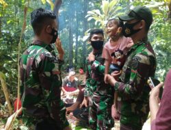Balita Minta Digendong Anggota Satgas TMMD 110/ Kodim 1201