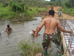 Anggota Satgas TMMD 110/ Kodim 1201 Berenang Bersama Anak-anak di Sungai