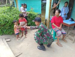 Satgas TMMD 110/ Kodim 1201 Beri Makanan ke Anak Kurang Gizi di Desa Tolok