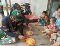 Anggota Satgas TMMD 110/ Kodim 1201 Disuguhi Rujak oleh Warga