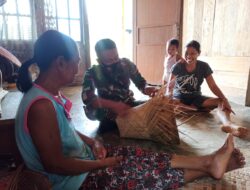 Anggota Satgas TMMD Kodim 1201 Kunjungi Pembuat Perajin Anyaman Bambu