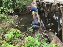 Satgas TMMD 110/ Kodim 1201 Bersihkan Sumbatan Sungai Dekat Pembangunan Jembatan